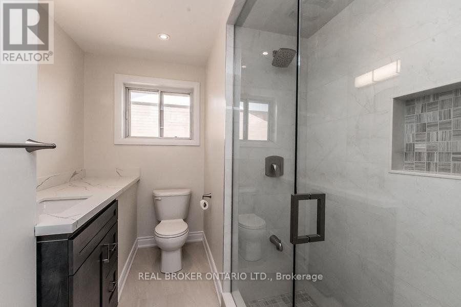 1821 Truscott Drive S, Mississauga, Ontario  L5J 2A1 - Photo 23 - W12453010