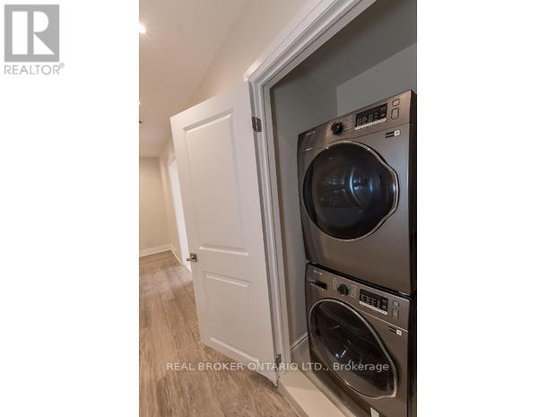 1821 Truscott Drive S, Mississauga, Ontario  L5J 2A1 - Photo 25 - W12453010