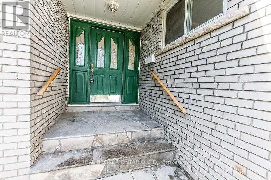 1821 Truscott Drive S, Mississauga, Ontario  L5J 2A1 - Photo 3 - W12453010
