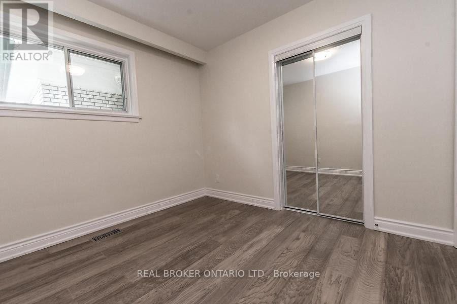 1821 Truscott Drive S, Mississauga, Ontario  L5J 2A1 - Photo 9 - W12453010