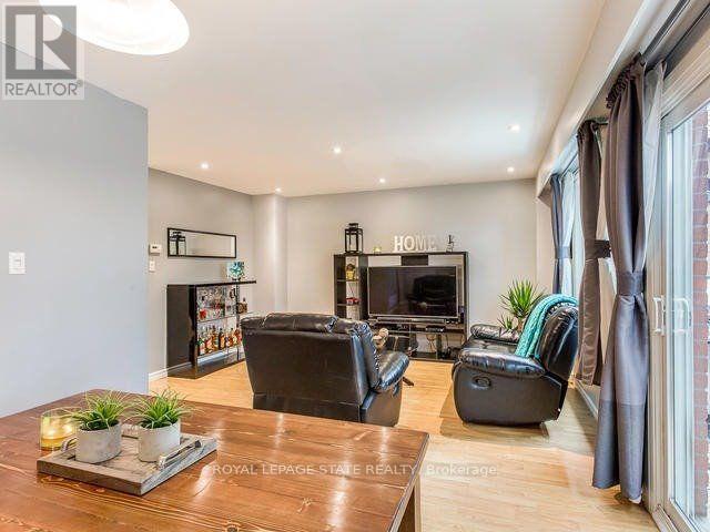 Main & Upper - 1004 Elizabeth Place, Oakville, Ontario  L6H 3H8 - Photo 5 - W12453024