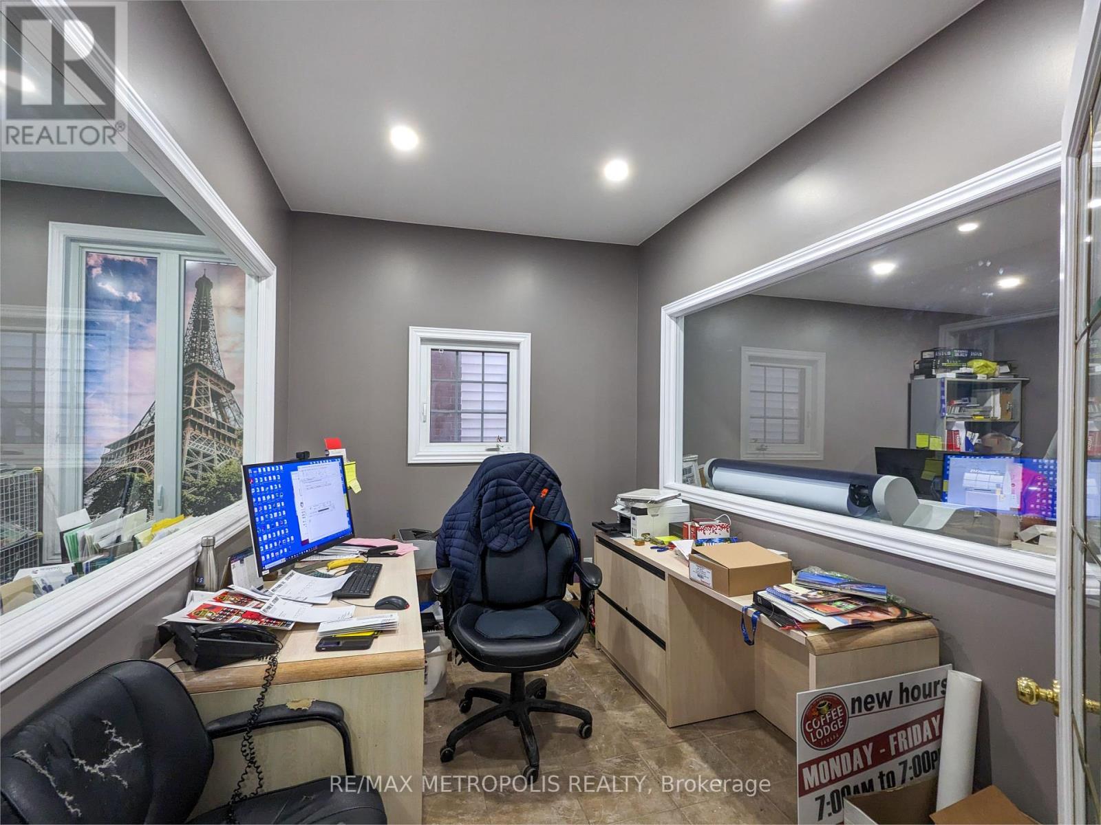 533 Christina Street N, Sarnia, Ontario  N7T 5W5 - Photo 6 - X12453020