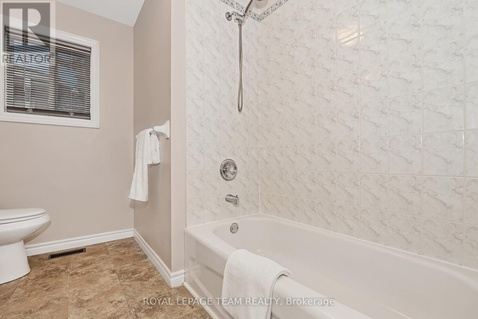1019 Teena Colleen, Ottawa, Ontario  K4P 1C7 - Photo 10 - X12453042