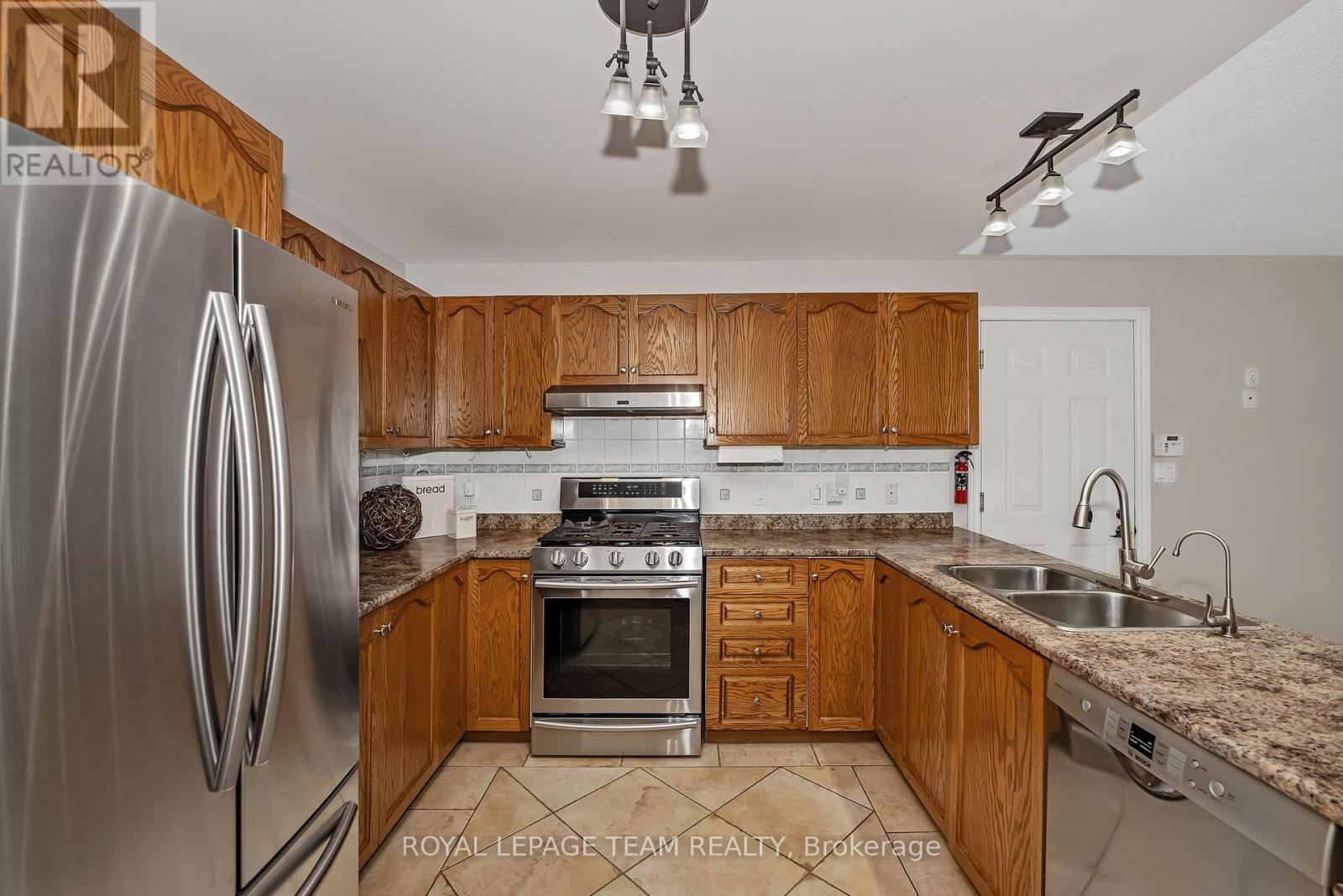 1019 Teena Colleen, Ottawa, Ontario  K4P 1C7 - Photo 18 - X12453042