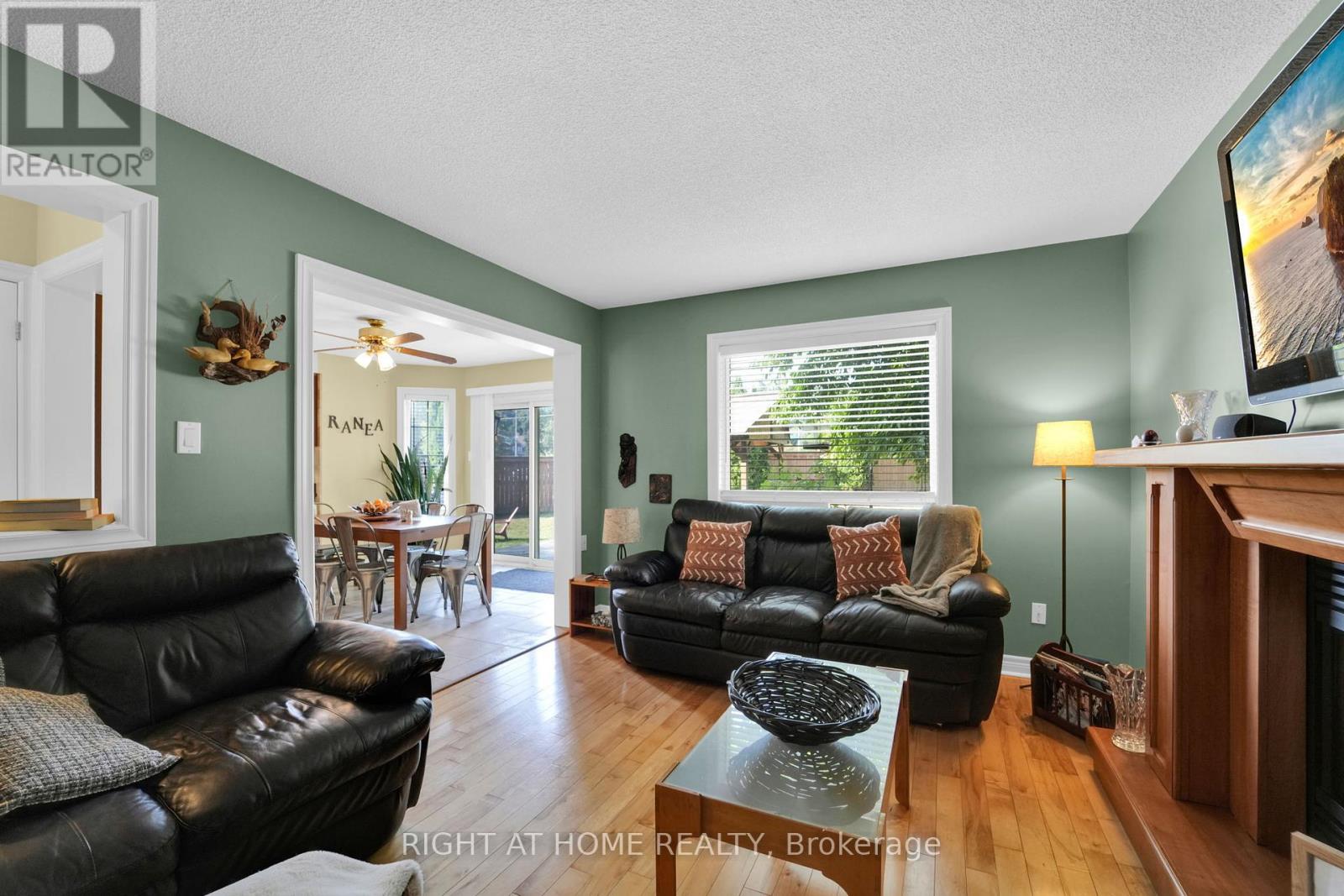 304 Rhodes Circle, Newmarket, Ontario  L3X 1V4 - Photo 10 - N12453060