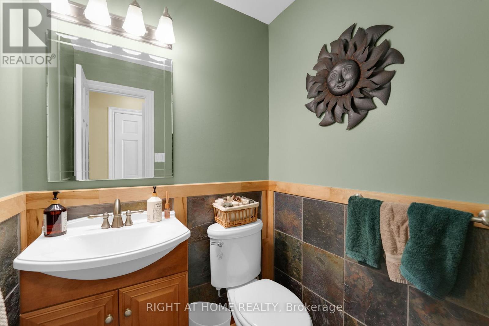 304 Rhodes Circle, Newmarket, Ontario  L3X 1V4 - Photo 11 - N12453060