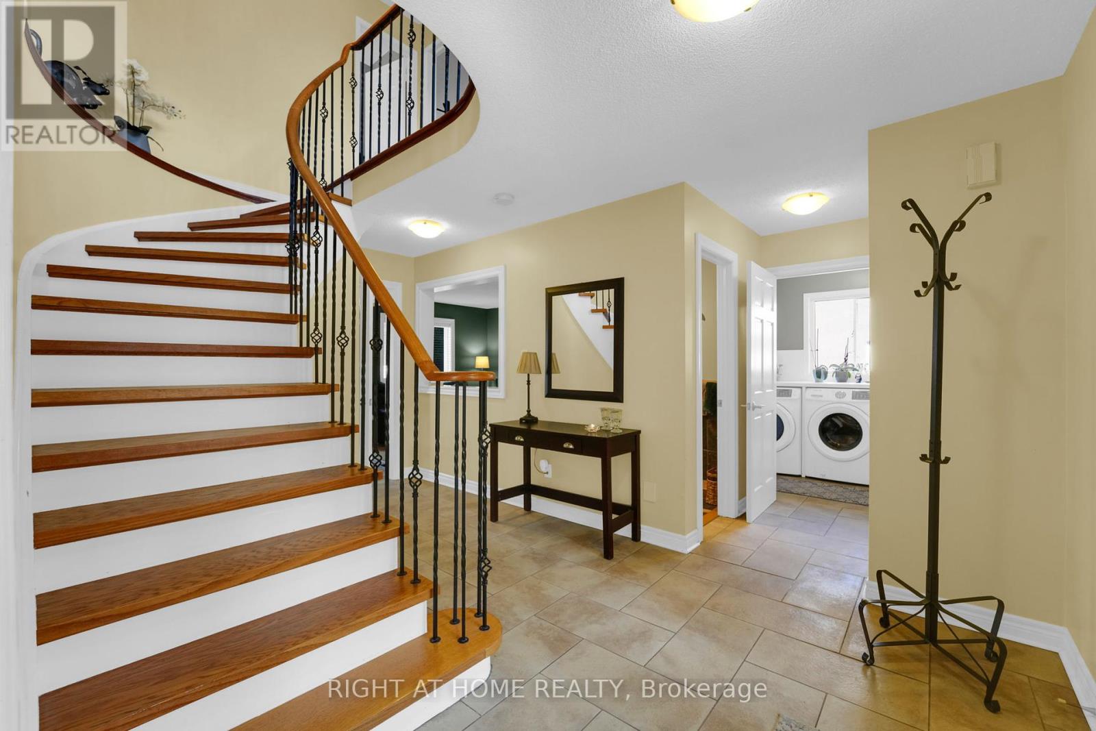 304 Rhodes Circle, Newmarket, Ontario  L3X 1V4 - Photo 13 - N12453060