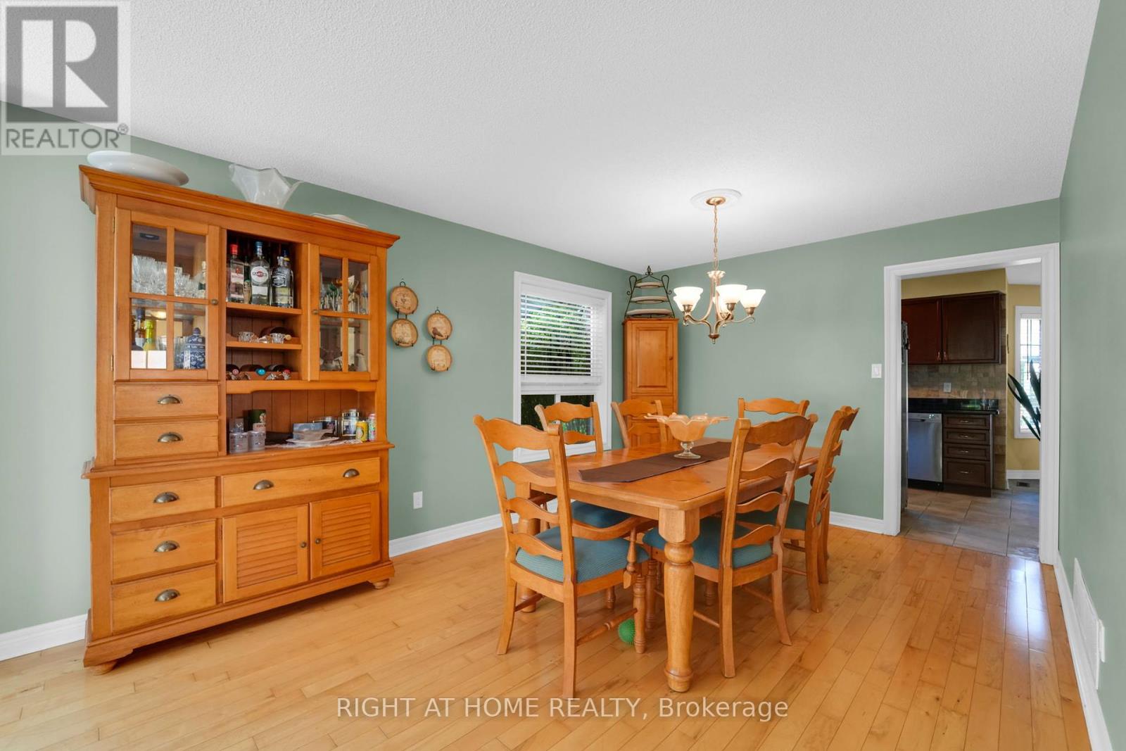304 Rhodes Circle, Newmarket, Ontario  L3X 1V4 - Photo 2 - N12453060