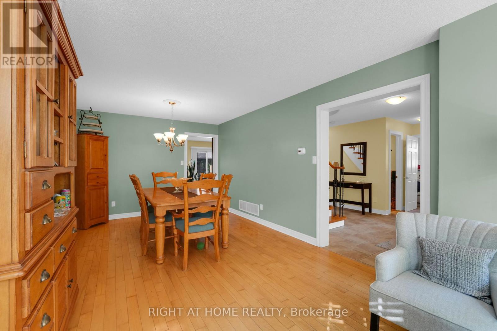 304 Rhodes Circle, Newmarket, Ontario  L3X 1V4 - Photo 4 - N12453060