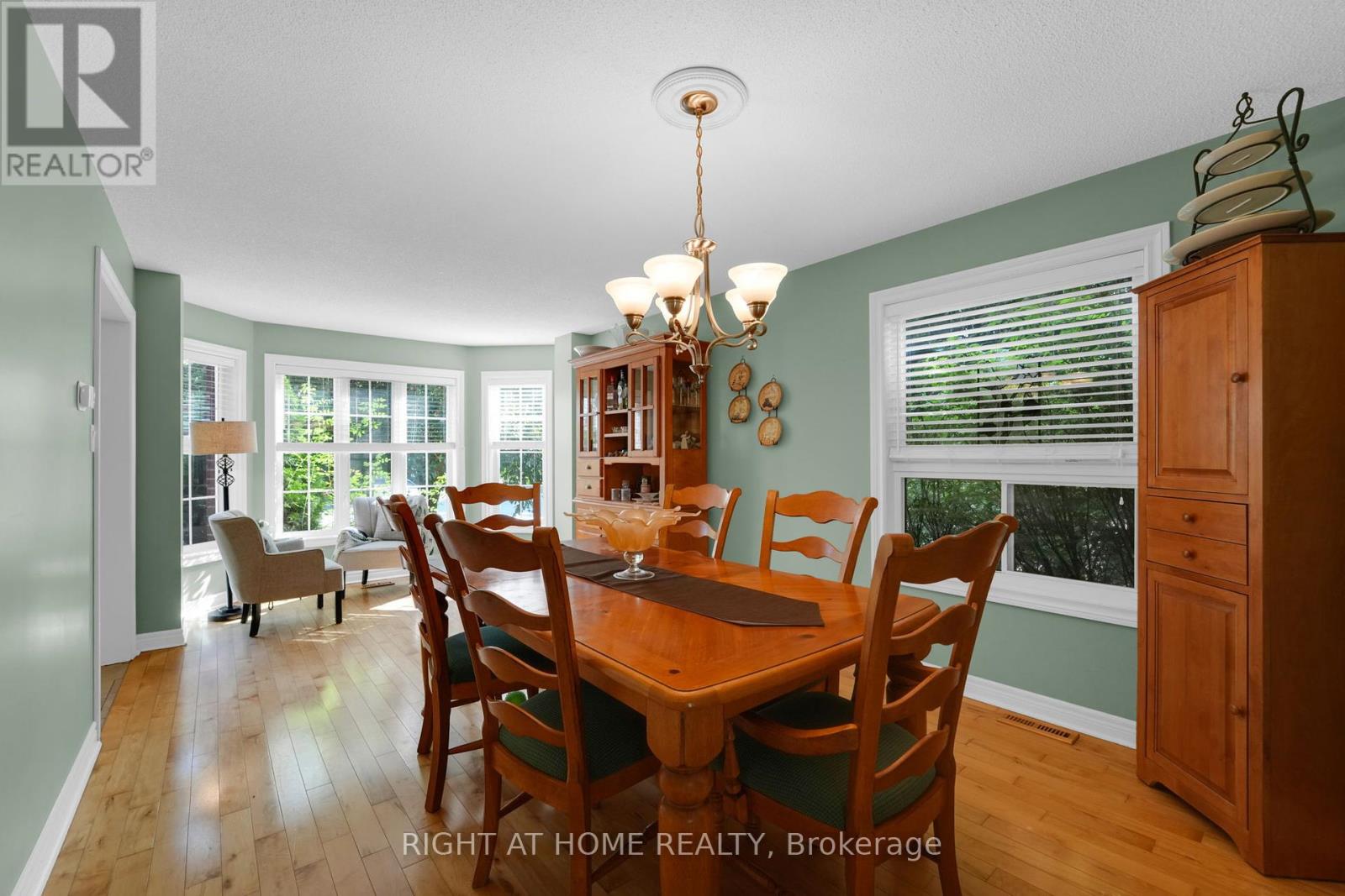 304 Rhodes Circle, Newmarket, Ontario  L3X 1V4 - Photo 5 - N12453060