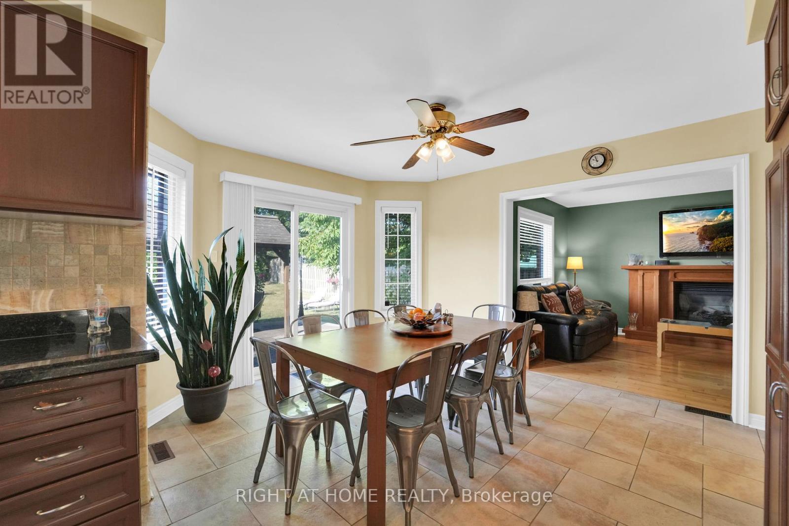 304 Rhodes Circle, Newmarket, Ontario  L3X 1V4 - Photo 7 - N12453060