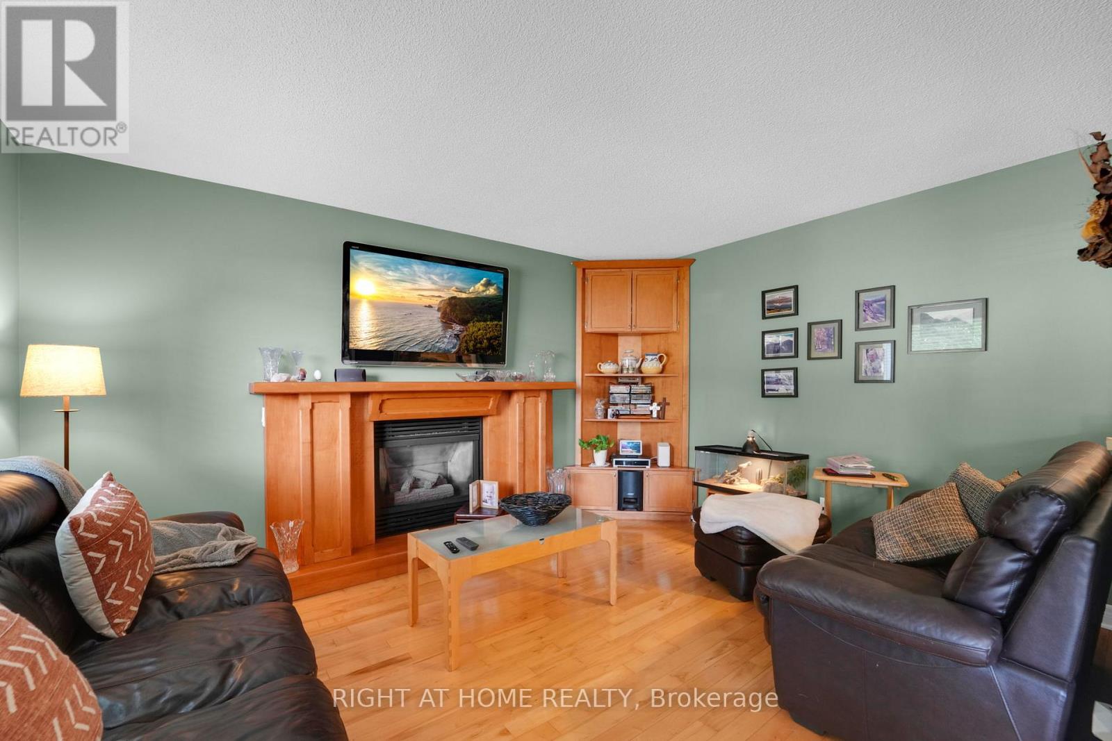 304 Rhodes Circle, Newmarket, Ontario  L3X 1V4 - Photo 8 - N12453060