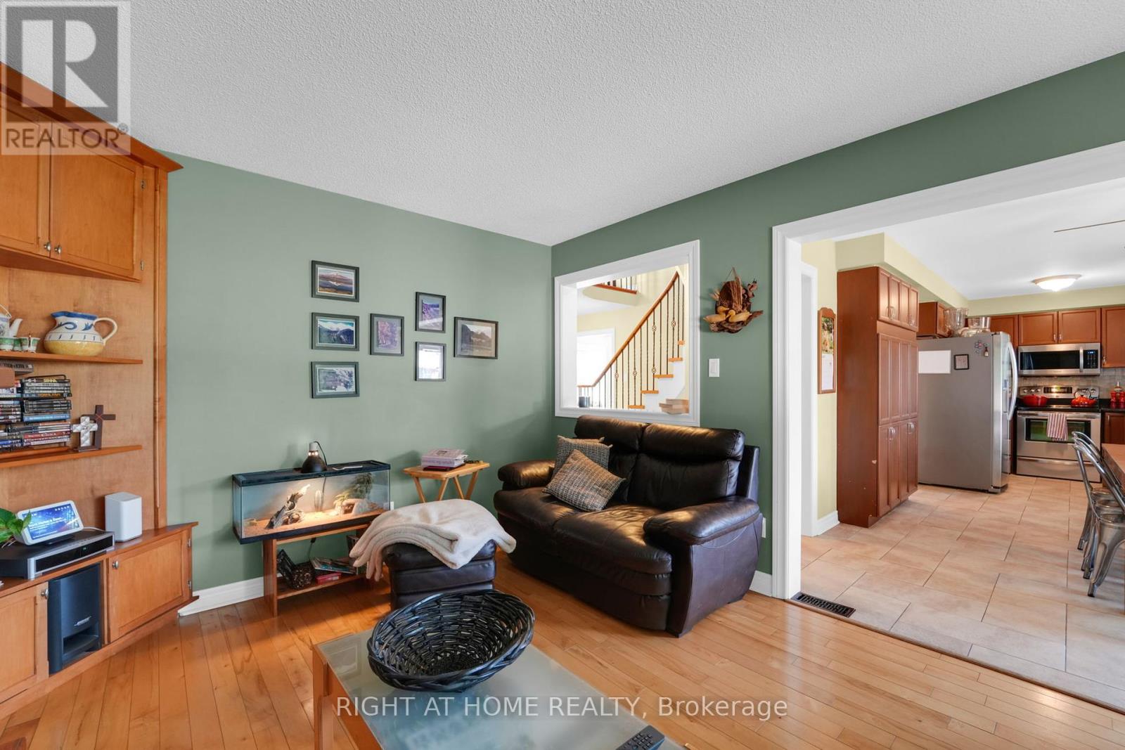 304 Rhodes Circle, Newmarket, Ontario  L3X 1V4 - Photo 9 - N12453060