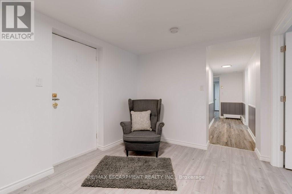 636 West Oval Drive, Burlington, Ontario  L7T 1B9 - Photo 34 - W12453036
