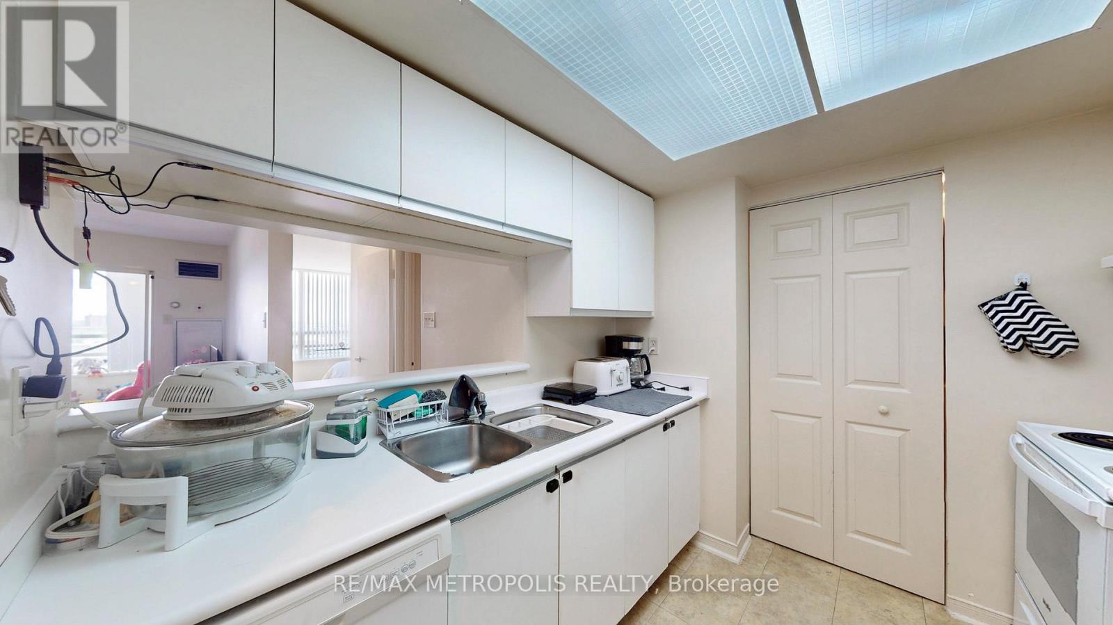 1709 - 75 King Street E, Mississauga, Ontario  L5A 4G5 - Photo 13 - W12453039