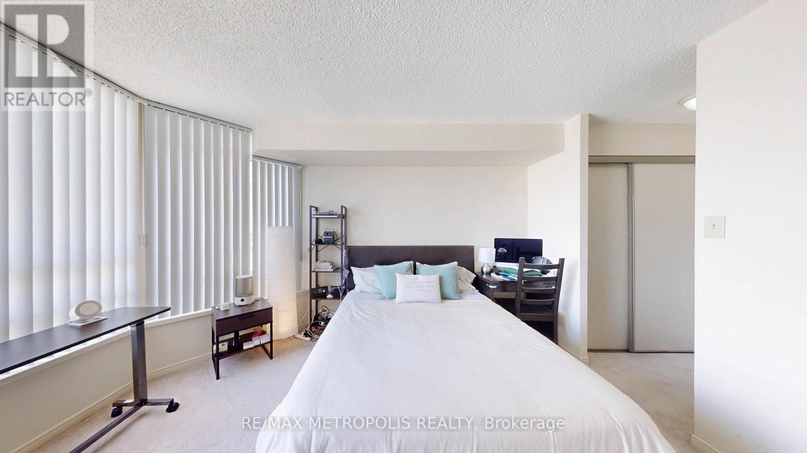 1709 - 75 King Street E, Mississauga, Ontario  L5A 4G5 - Photo 19 - W12453039