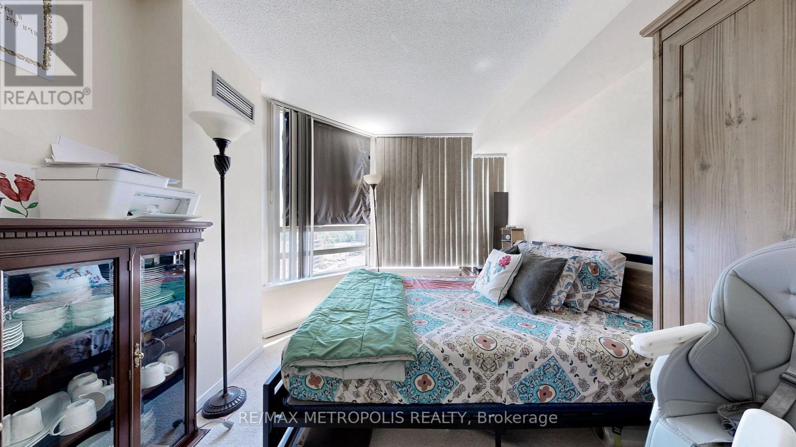 1202 - 75 King Street E, Mississauga, Ontario  L5A 4G5 - Photo 20 - W12453041