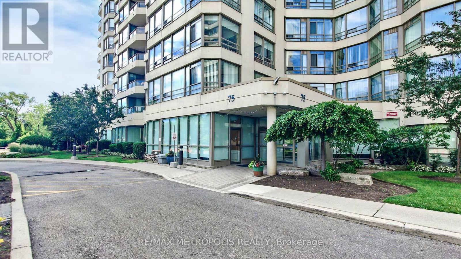 1202 - 75 King Street E, Mississauga, Ontario  L5A 4G5 - Photo 3 - W12453041