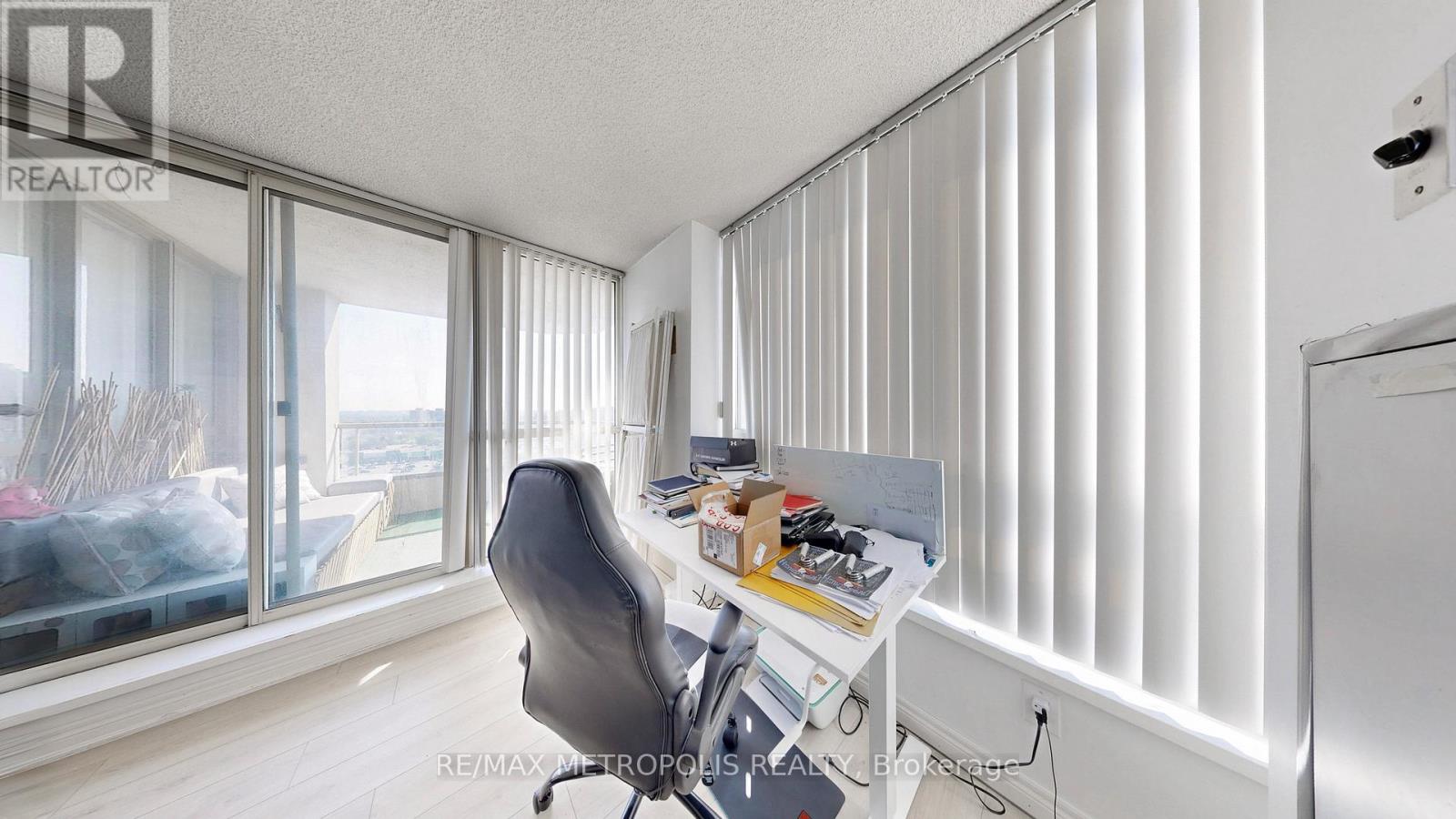 1512 - 75 King Street E, Mississauga, Ontario  L5A 4G5 - Photo 11 - W12453048