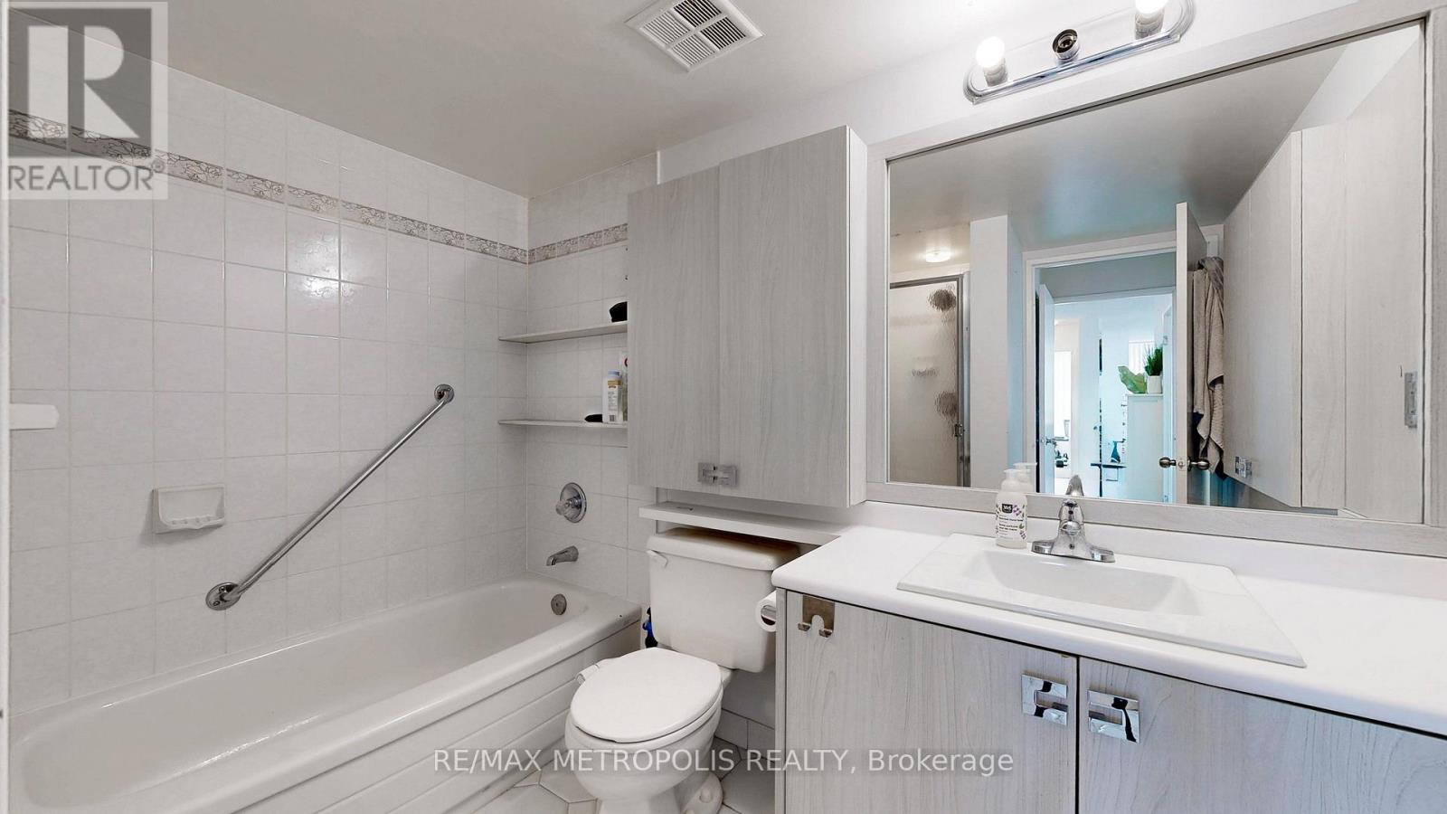 1512 - 75 King Street E, Mississauga, Ontario  L5A 4G5 - Photo 23 - W12453048