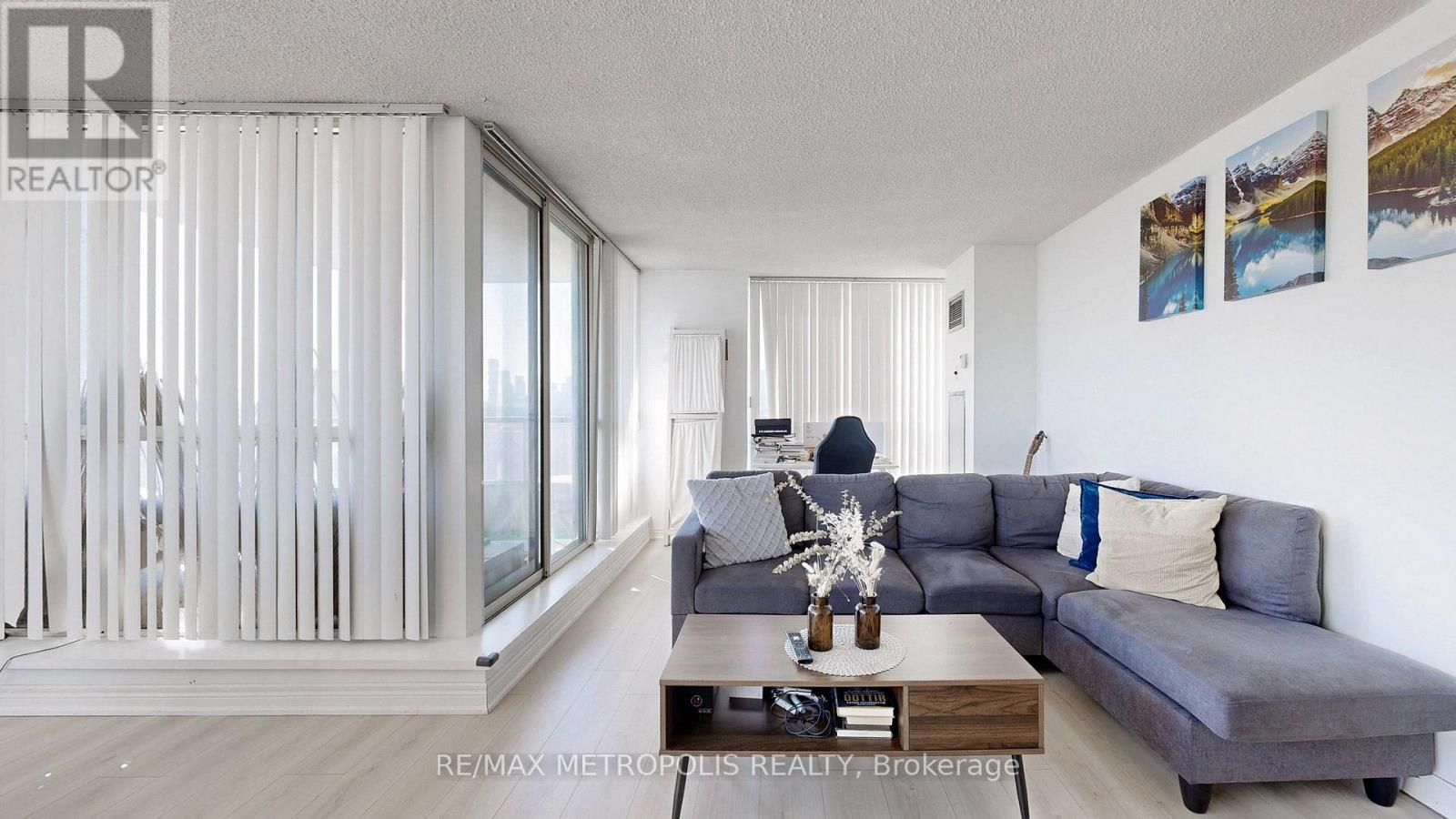 1512 - 75 King Street E, Mississauga, Ontario  L5A 4G5 - Photo 7 - W12453048