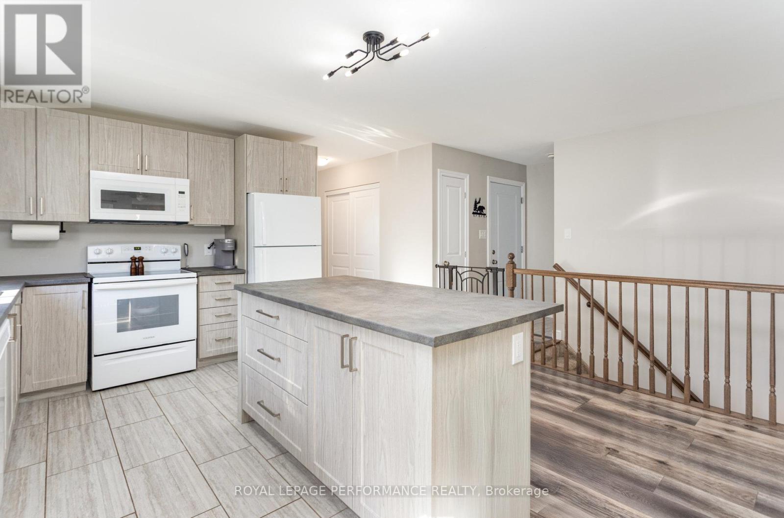 242 Roxanne Street, Clarence-Rockland, Ontario  K0A 1N0 - Photo 12 - X12453076