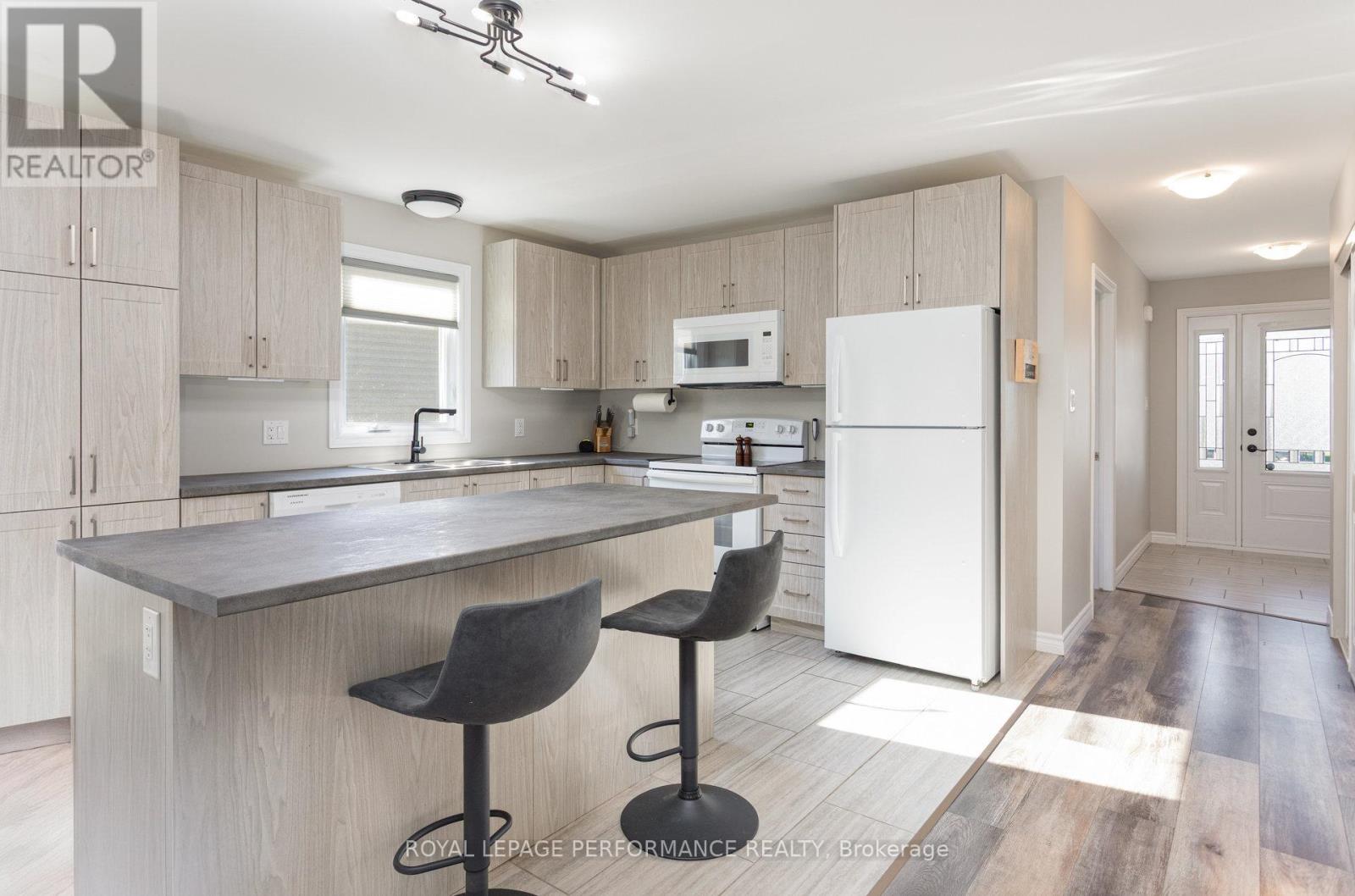 242 Roxanne Street, Clarence-Rockland, Ontario  K0A 1N0 - Photo 14 - X12453076