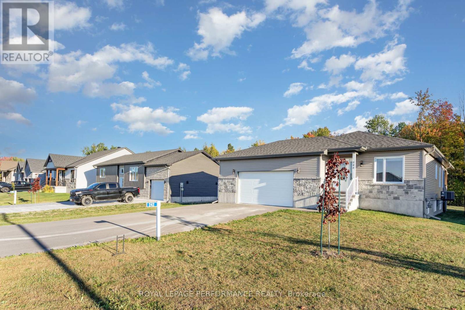 242 Roxanne Street, Clarence-Rockland, Ontario  K0A 1N0 - Photo 3 - X12453076