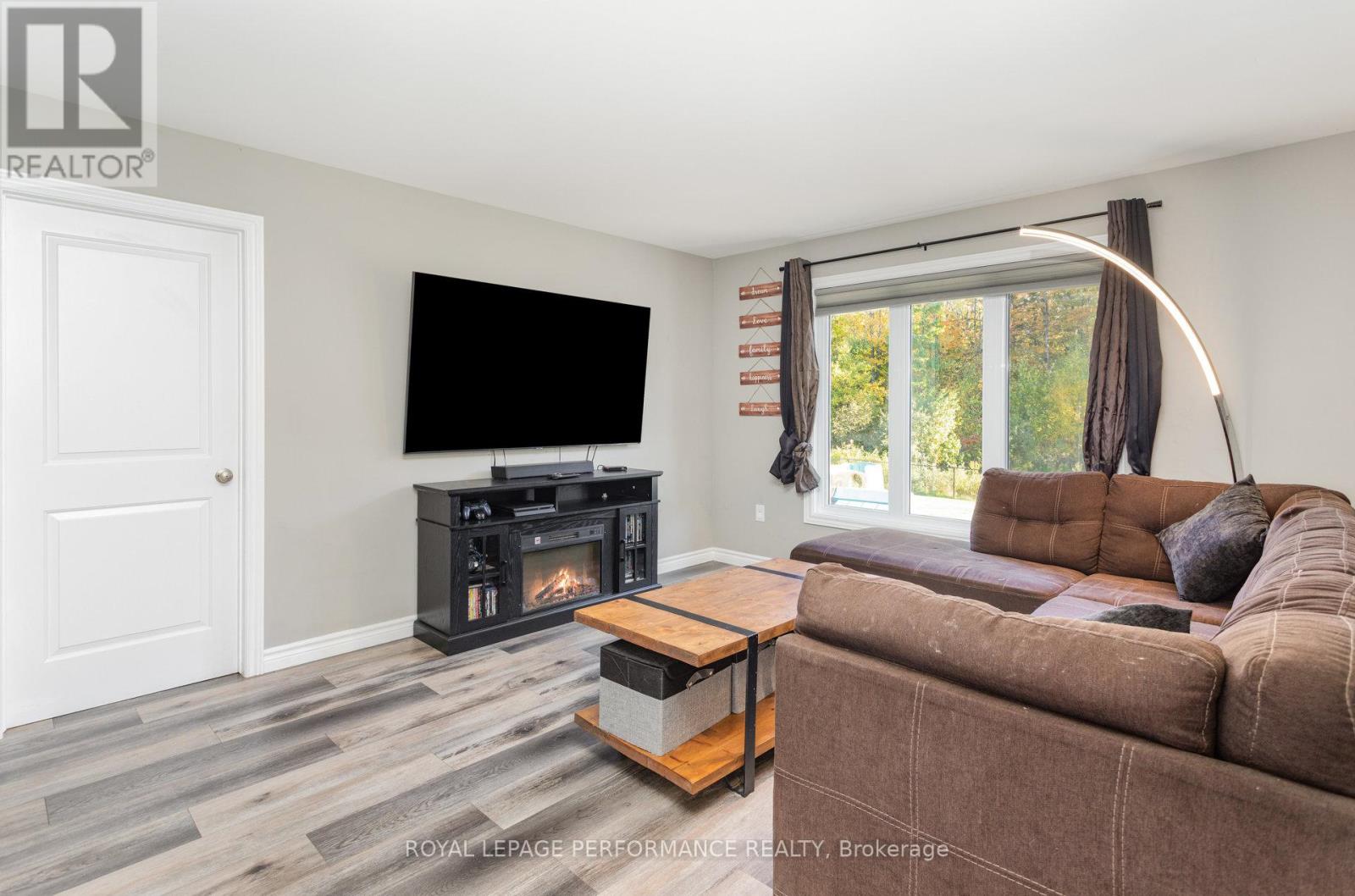242 Roxanne Street, Clarence-Rockland, Ontario  K0A 1N0 - Photo 5 - X12453076