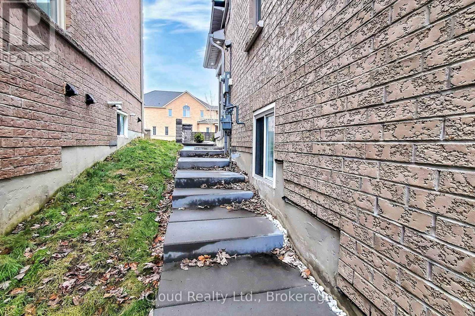 280 Miller Park Avenue, Bradford West Gwillimbury, Ontario  L3Z 0Y1 - Photo 2 - N12453091