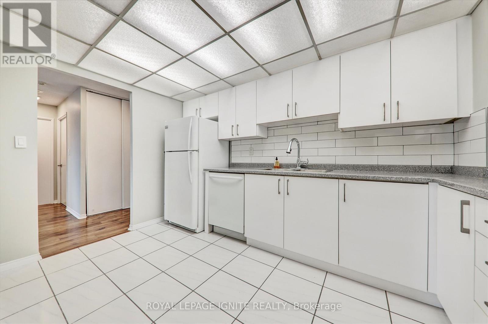402 - 155 Hillcrest Avenue, Mississauga, Ontario  L5B 3Z2 - Photo 17 - W12453086