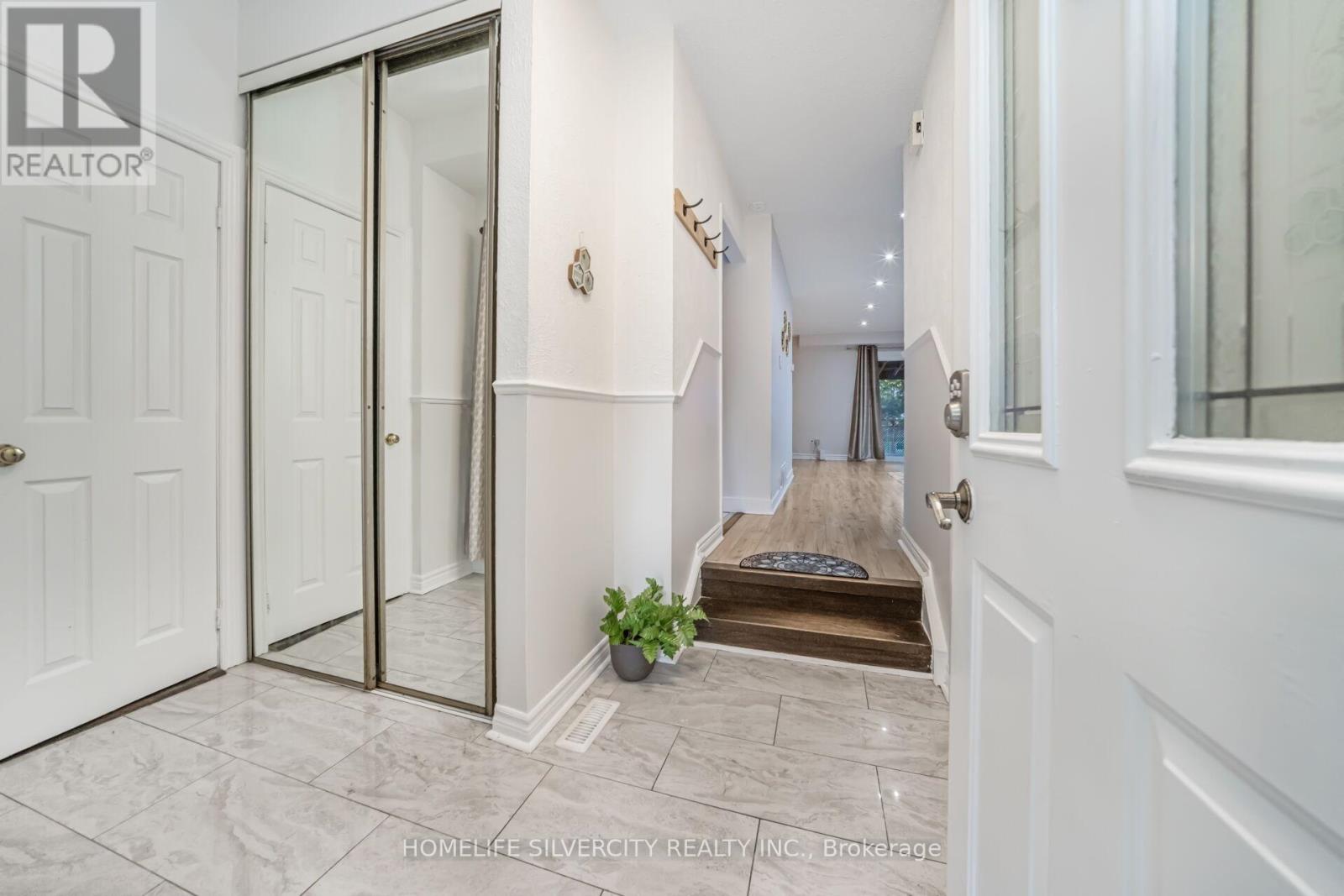 23 Judith Crescent, Brampton, Ontario  L6S 3J3 - Photo 4 - W12453089
