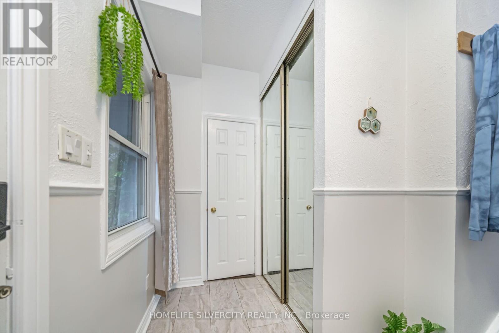 23 Judith Crescent, Brampton, Ontario  L6S 3J3 - Photo 5 - W12453089