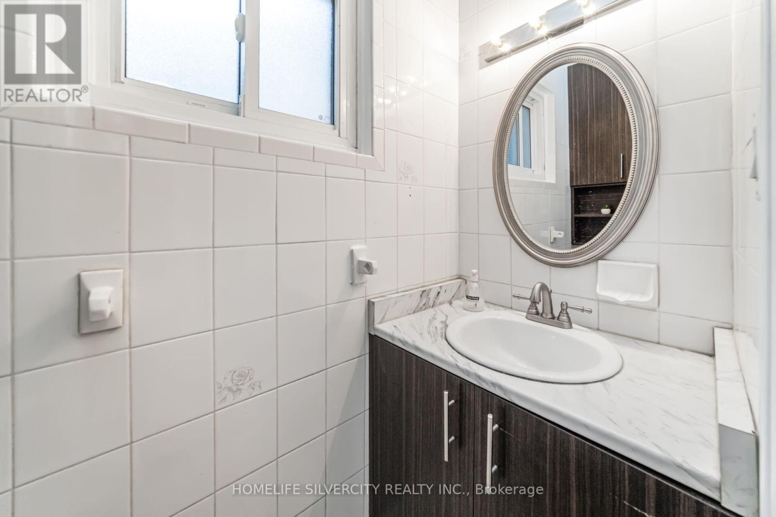 23 Judith Crescent, Brampton, Ontario  L6S 3J3 - Photo 7 - W12453089