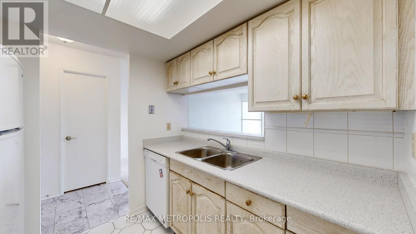 1609 - 75 King Street E, Mississauga, Ontario  L5A 4G5 - Photo 11 - W12453100