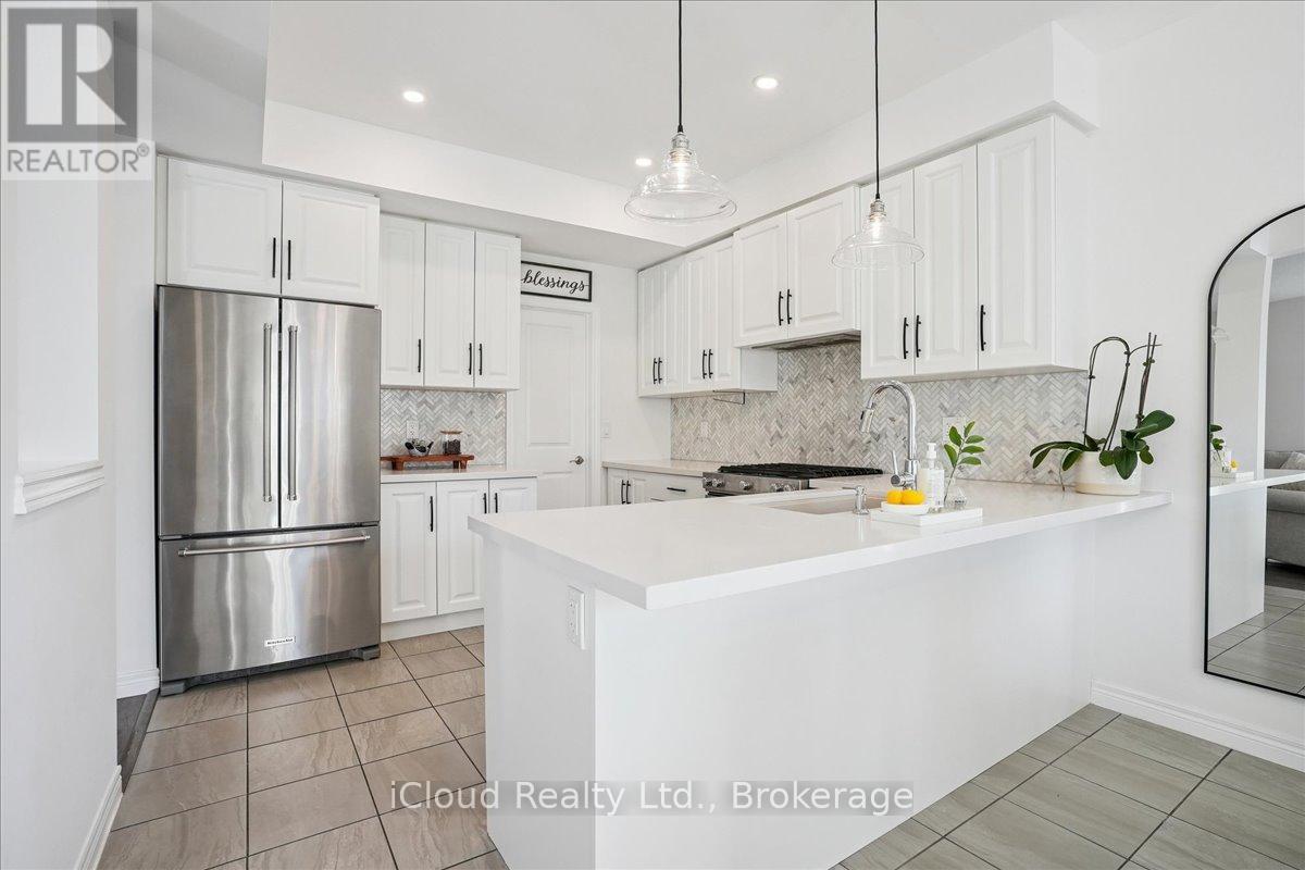 136 Dunrobin Lane, Grimsby, Ontario  L3M 0H4 - Photo 12 - X12453090