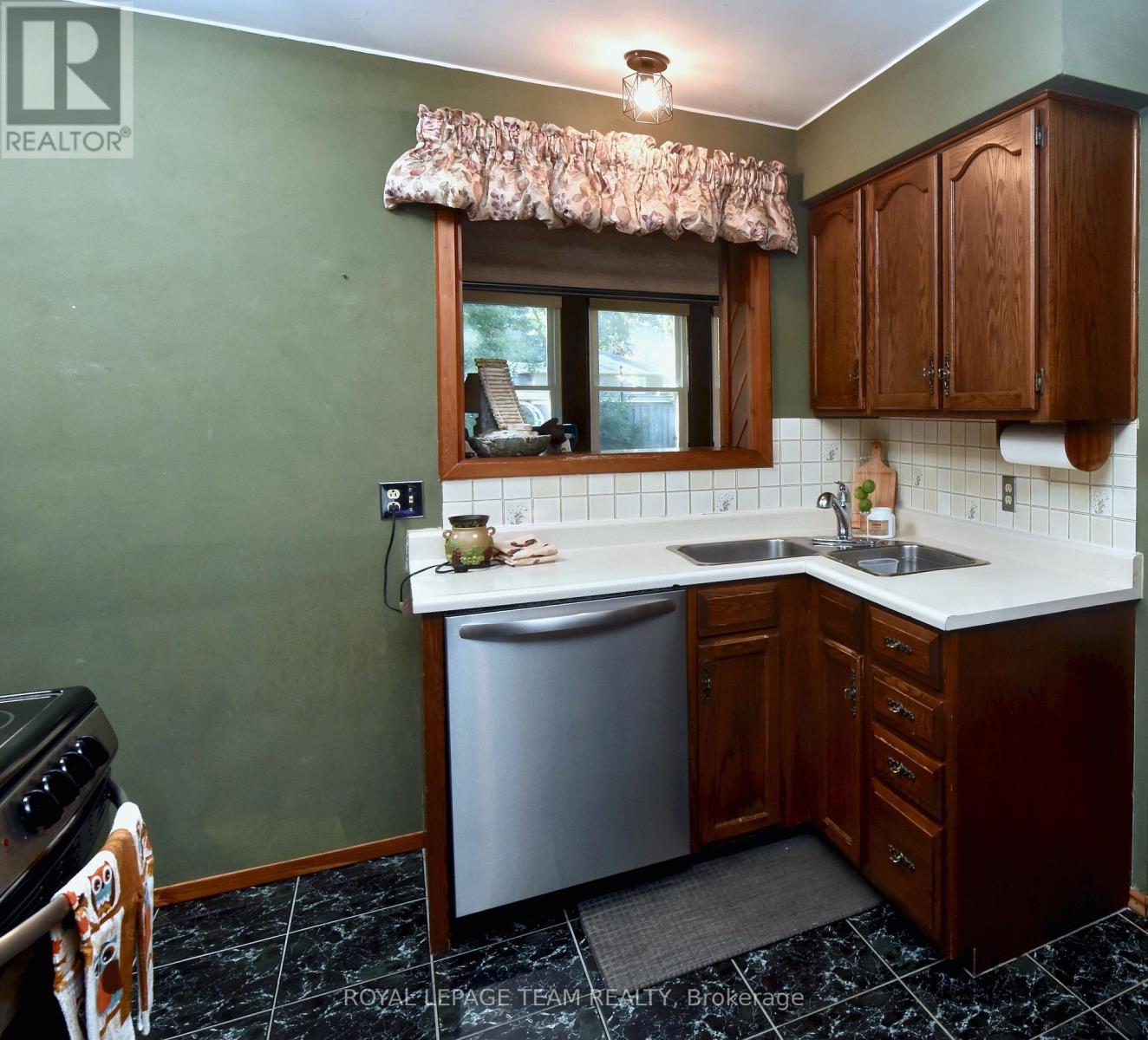 28 Peden Boulevard, Brockville, Ontario  K6V 3K3 - Photo 9 - X12453128