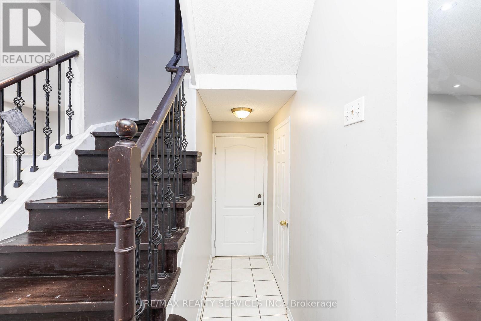 23 Four Seasons Circle, Brampton, Ontario  L7A 2A7 - Photo 10 - W12453109