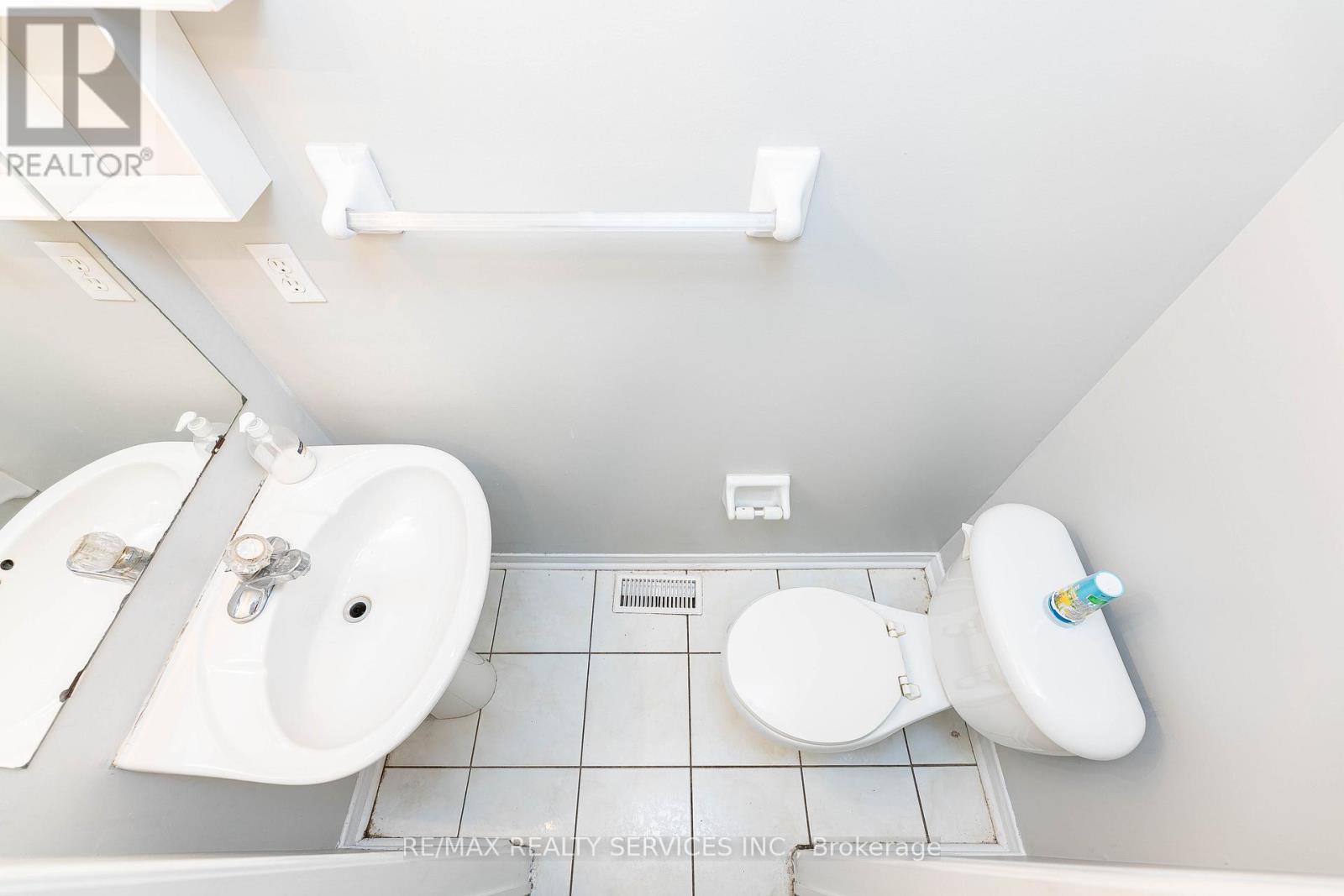 23 Four Seasons Circle, Brampton, Ontario  L7A 2A7 - Photo 11 - W12453109