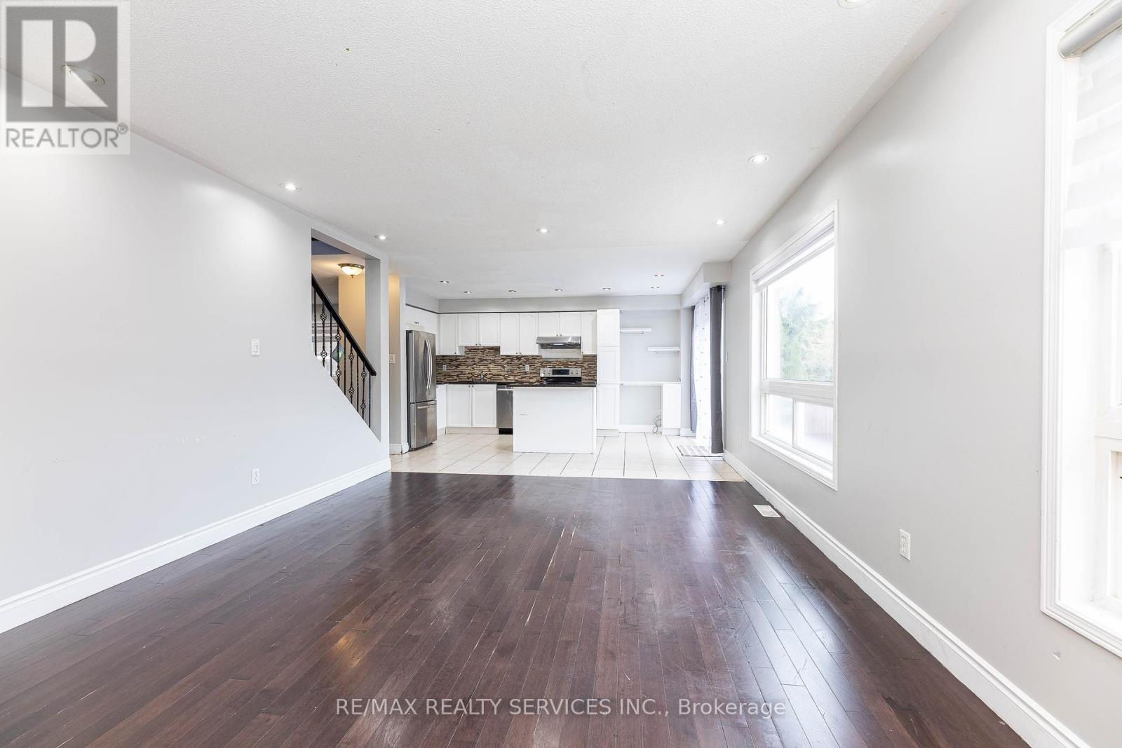 23 Four Seasons Circle, Brampton, Ontario  L7A 2A7 - Photo 12 - W12453109