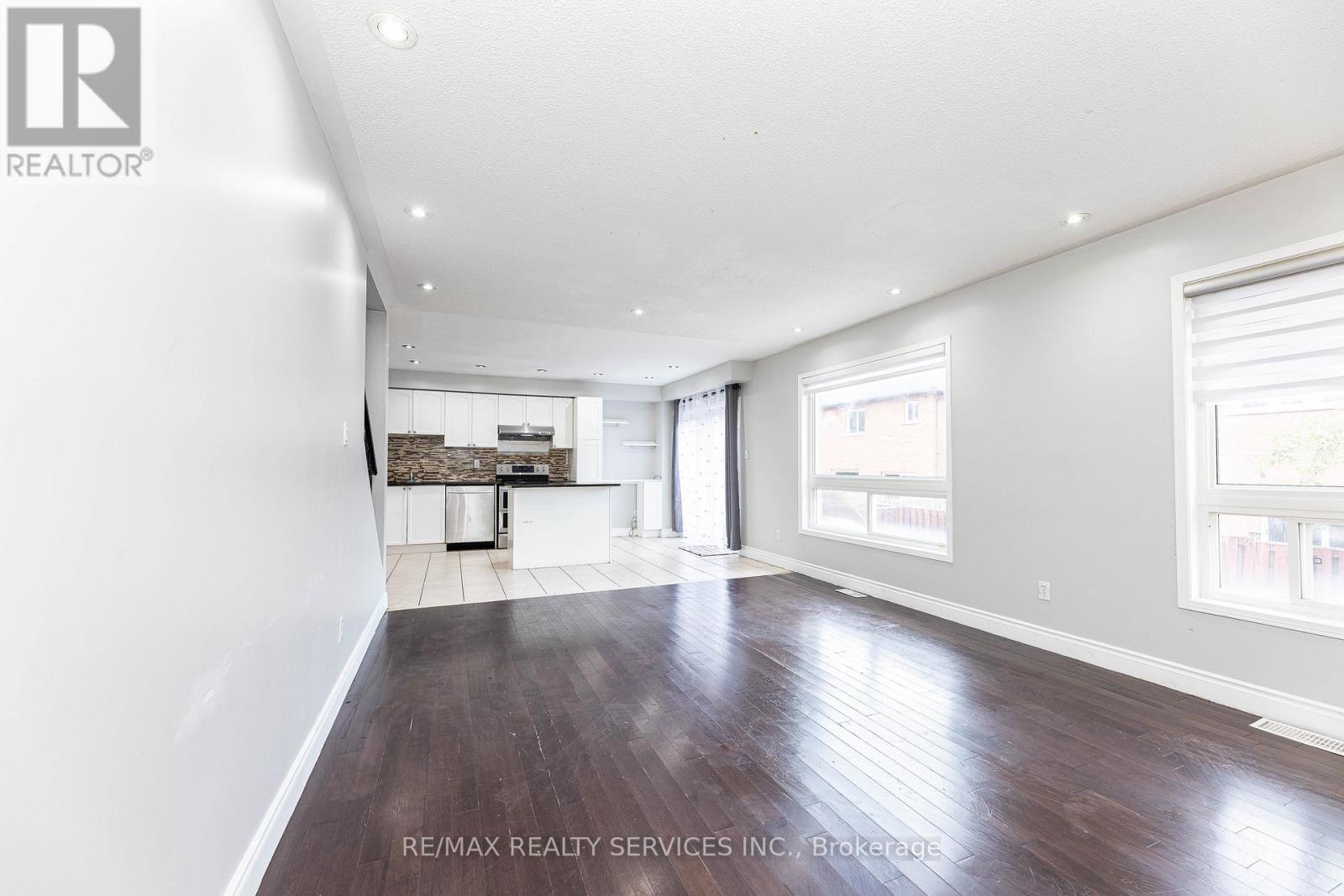 23 Four Seasons Circle, Brampton, Ontario  L7A 2A7 - Photo 13 - W12453109