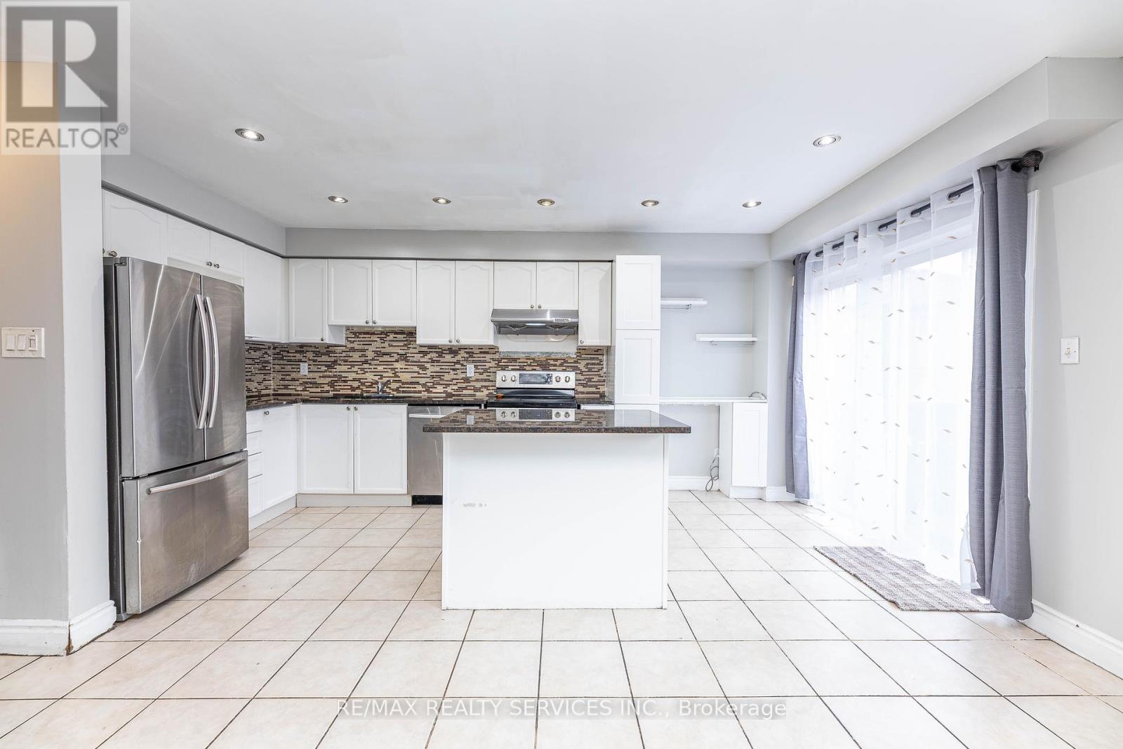 23 Four Seasons Circle, Brampton, Ontario  L7A 2A7 - Photo 14 - W12453109