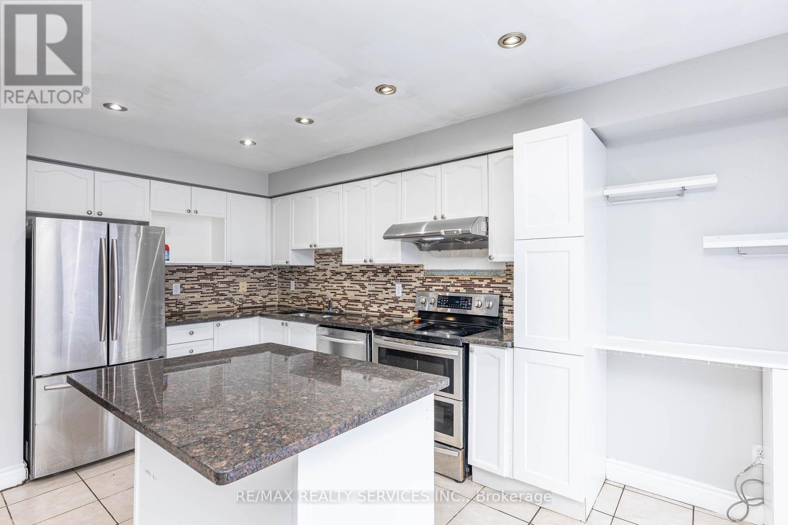 23 Four Seasons Circle, Brampton, Ontario  L7A 2A7 - Photo 15 - W12453109