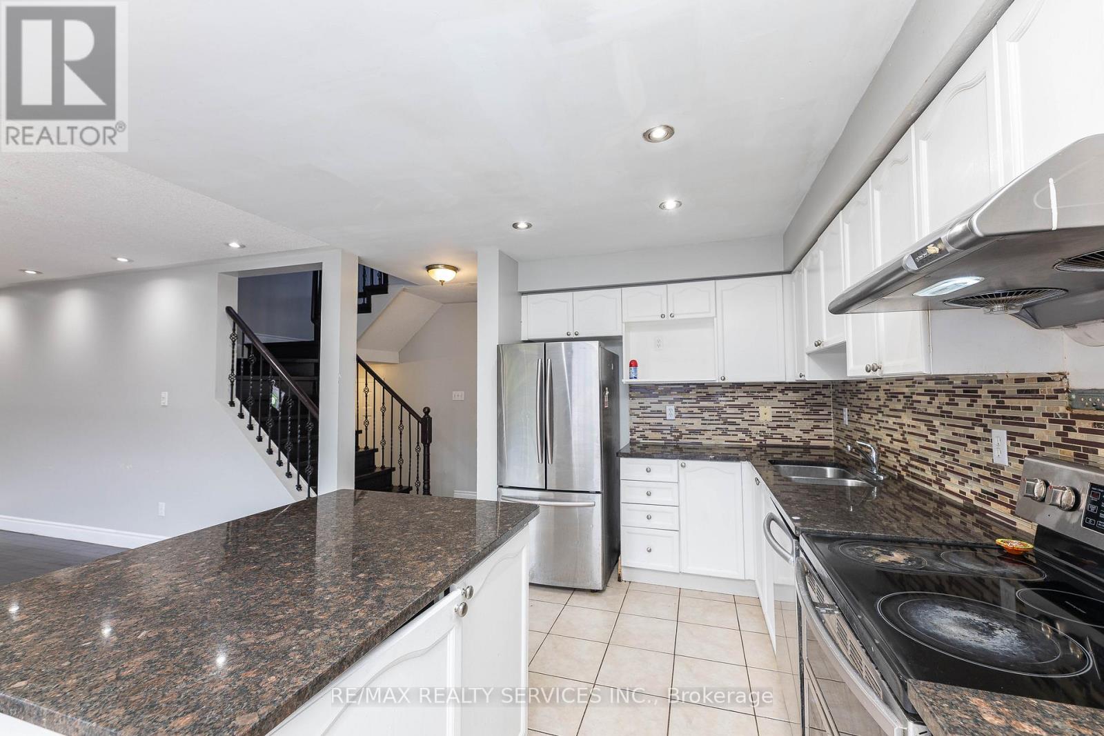 23 Four Seasons Circle, Brampton, Ontario  L7A 2A7 - Photo 17 - W12453109