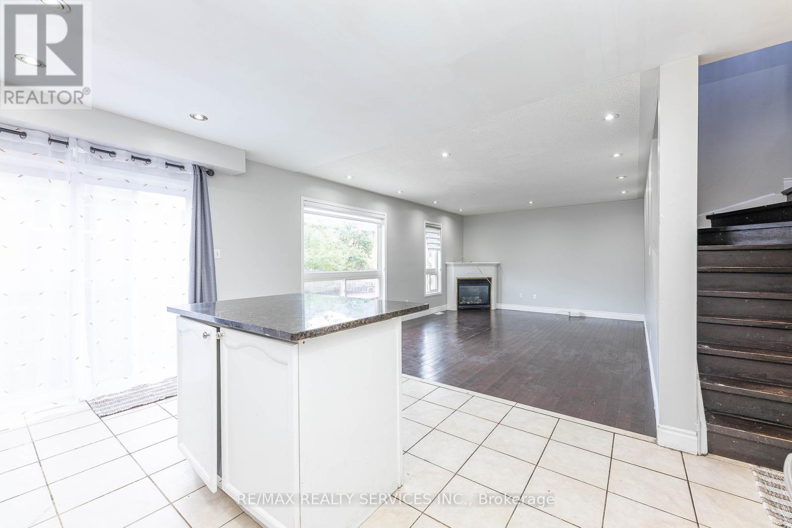 23 Four Seasons Circle, Brampton, Ontario  L7A 2A7 - Photo 18 - W12453109