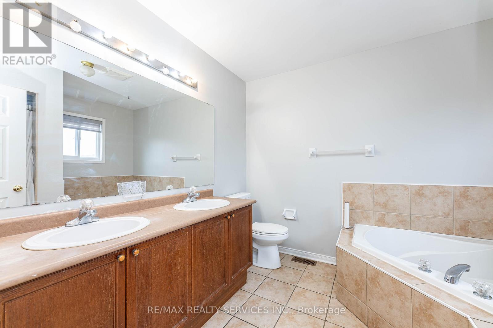 23 Four Seasons Circle, Brampton, Ontario  L7A 2A7 - Photo 27 - W12453109