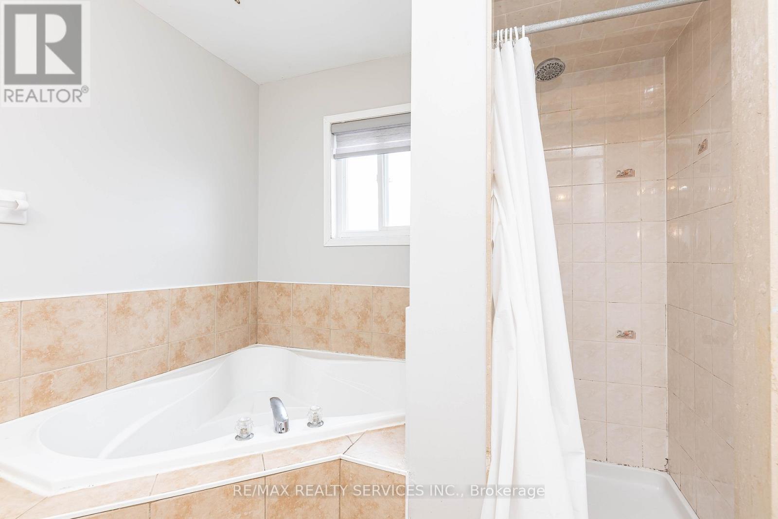 23 Four Seasons Circle, Brampton, Ontario  L7A 2A7 - Photo 29 - W12453109