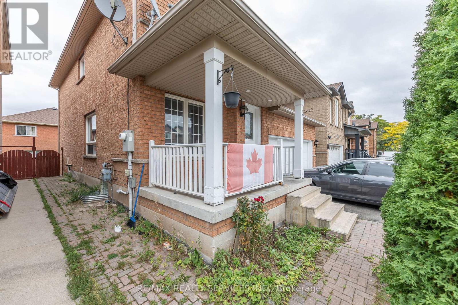 23 Four Seasons Circle, Brampton, Ontario  L7A 2A7 - Photo 3 - W12453109