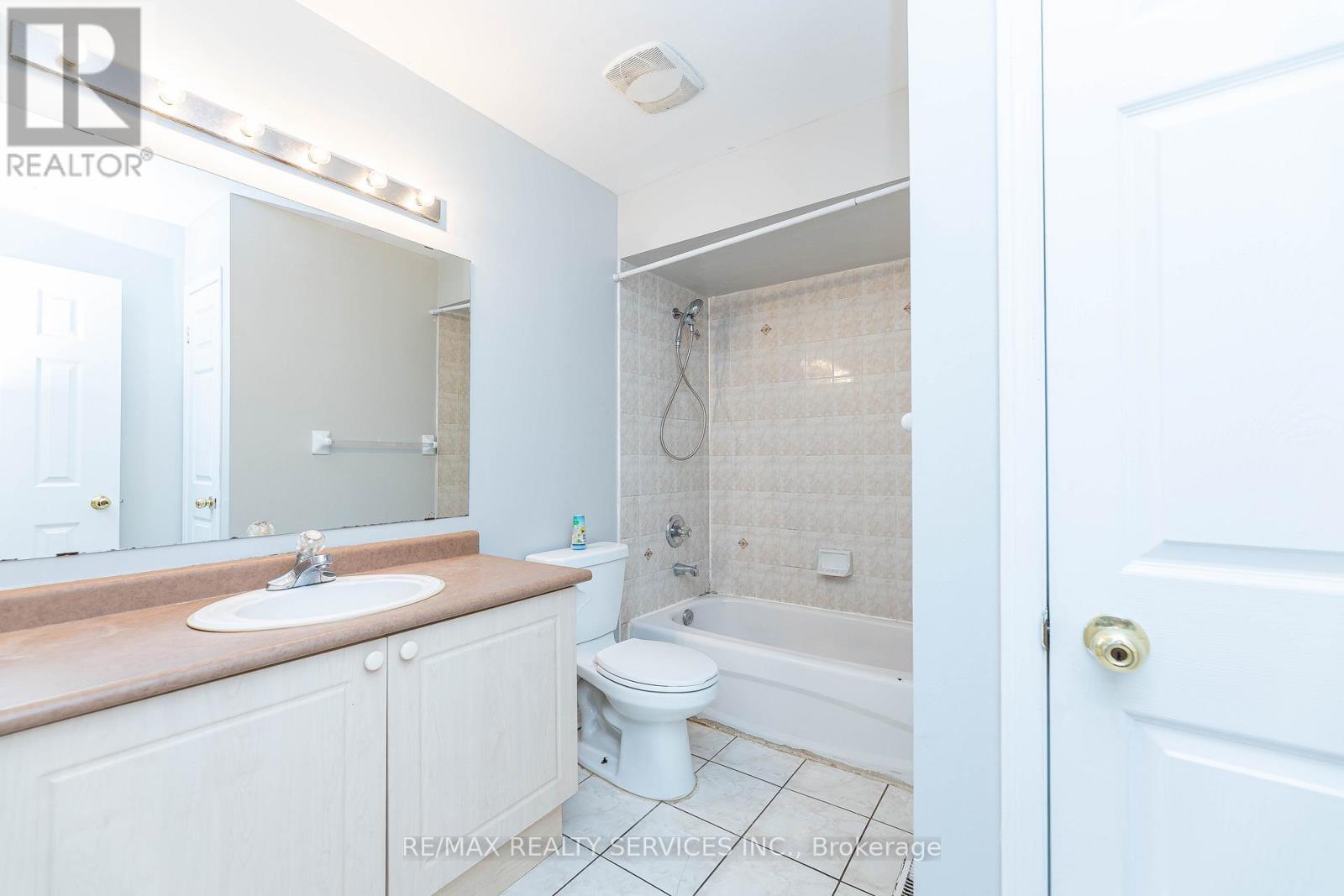 23 Four Seasons Circle, Brampton, Ontario  L7A 2A7 - Photo 39 - W12453109