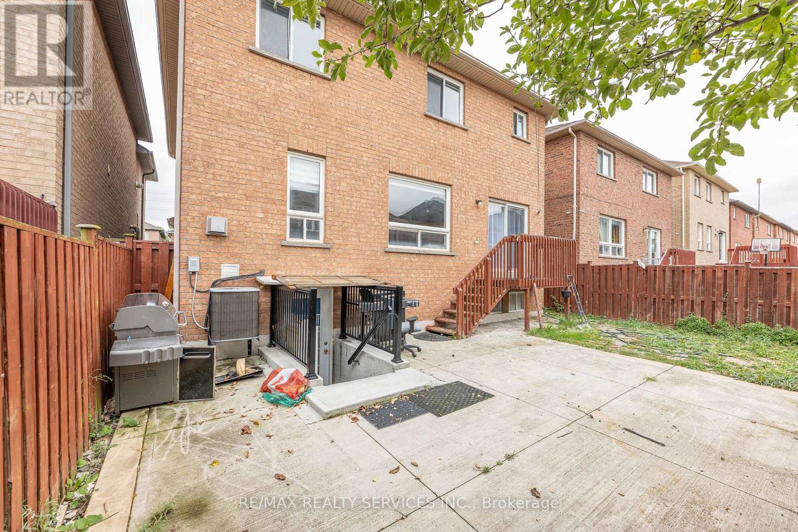 23 Four Seasons Circle, Brampton, Ontario  L7A 2A7 - Photo 49 - W12453109
